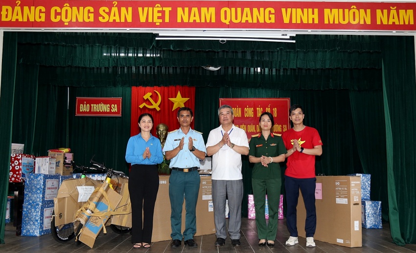 Tập đoàn Dầu khí Việt Nam thăm, động viên cán bộ chiến sĩ, người dân tại huyện đảo Trường Sa và Nhà giàn DK1/9 – Ba Kè